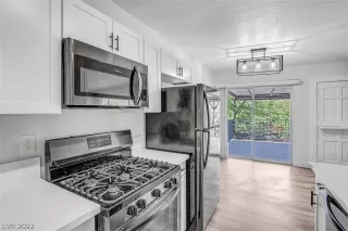 Photo #6: 2407271 Listing