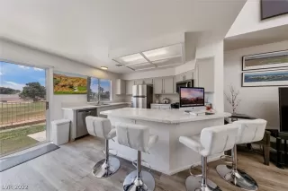 Photo #3: 2407282 Listing 