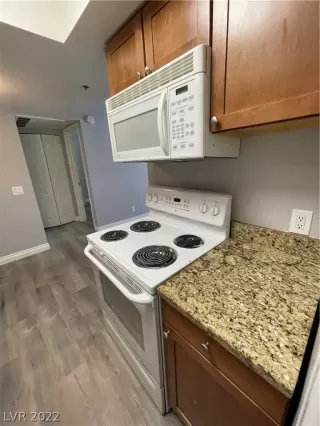 Photo #5: 2407376 Listing 