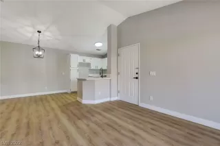 Photo #5: 2407483 Listing