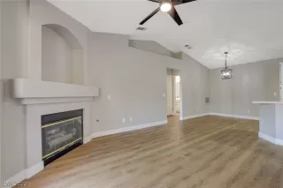 Photo #6: 2407483 Listing