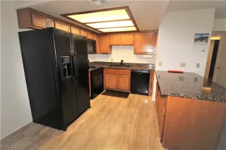 Photo #5: 2407506 Listing