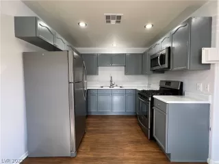 Photo #4: 2407526 Listing