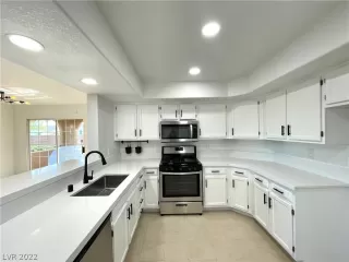 Photo #3: 2407555 Listing