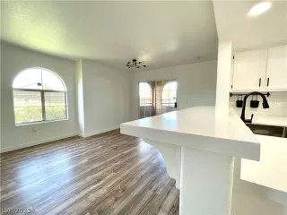 Photo #5: 2407555 Listing