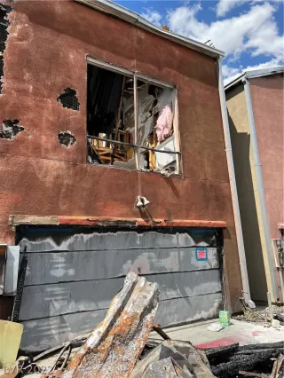 Photo #5: 2407649 Listing 