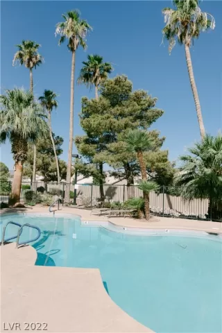 Photo #4: 2407700 Listing