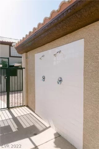 Photo #5: 2407700 Listing