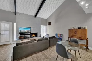 Photo #3: 2407743 Listing