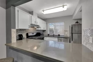 Photo #6: 2407743 Listing