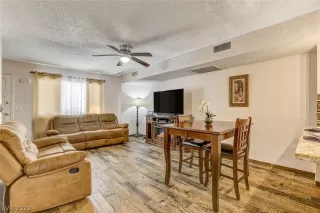 Photo #4: 2407745 Listing