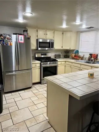 Photo #2: 2407825 Listing