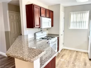 Photo #6: 2407828 Listing