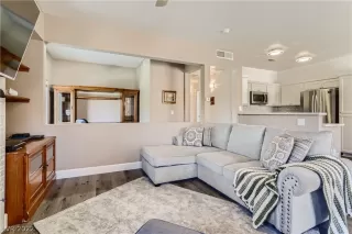 Photo #4: 2407843 Listing