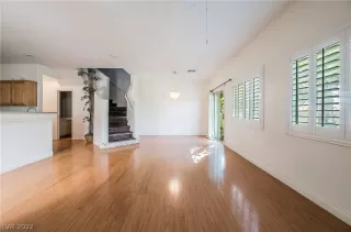 Photo #3: 2407844 Listing