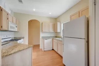 Photo #3: 2407850 Listing