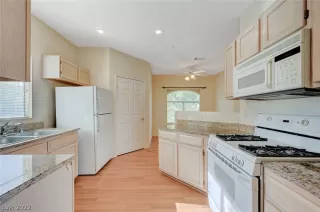 Photo #4: 2407850 Listing