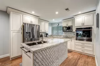 Photo #3: 2407863 Listing 