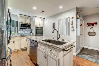 Photo #4: 2407863 Listing 