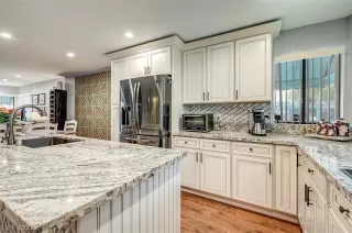 Photo #5: 2407863 Listing 