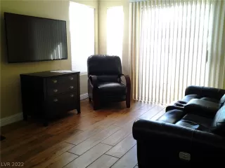 Photo #6: 2407878 Listing 