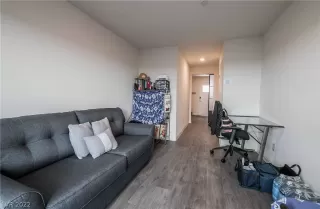 Photo #5: 2407968 Listing