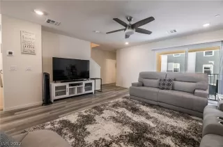 Photo #6: 2407968 Listing