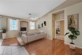 Photo #3: 2407996 Listing 