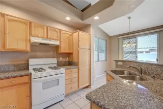 Photo #4: 2407996 Listing 