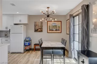 Photo #5: 2407998 Listing