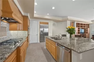 Photo #4: 2408035 Listing