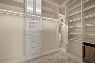 Photo #6: 2408035 Listing