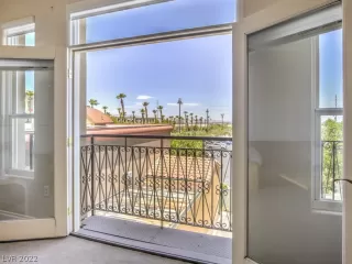 Photo #5: 2408088 Listing