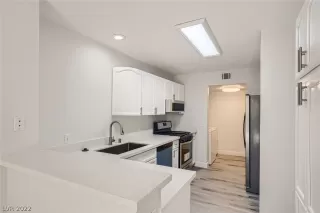 Photo #6: 2408108 Listing 