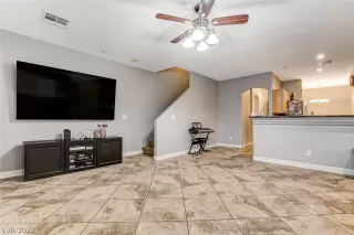 Photo #6: 2408132 Listing