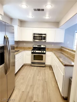 Photo #5: 2408264 Listing