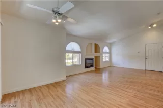 Photo #5: 2408309 Listing 