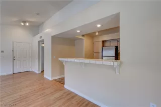 Photo #6: 2408309 Listing 