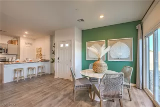 Photo #4: 2408330 Listing