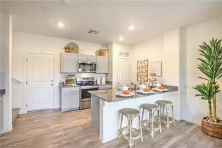 Photo #5: 2408330 Listing