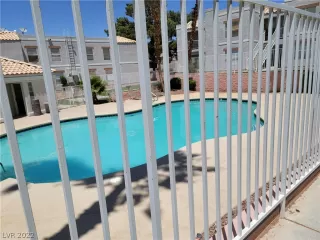 Photo #5: 2408385 Listing 