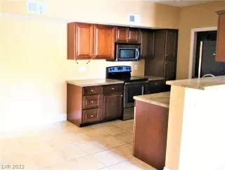 Photo #5: 2408396 Listing 