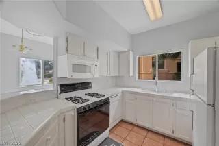 Photo #6: 2408410 Listing