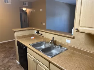 Photo #5: 2408531 Listing 