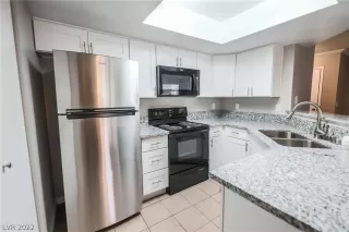 Photo #5: 2408551 Listing 