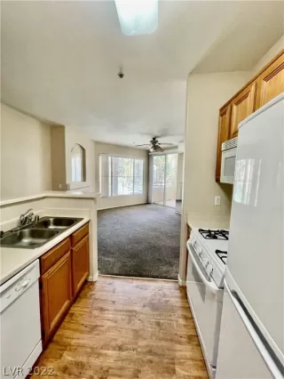 Photo #3: 2408558 Listing 