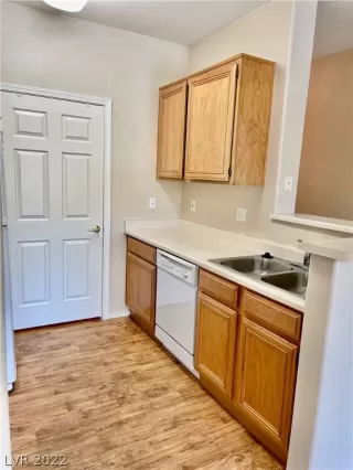 Photo #5: 2408558 Listing 