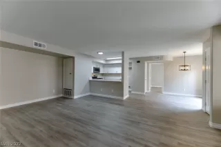 Photo #4: 2408571 Listing