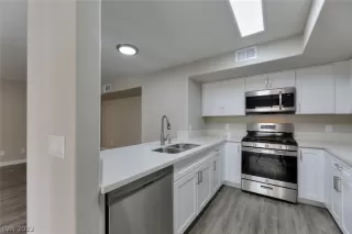 Photo #5: 2408571 Listing