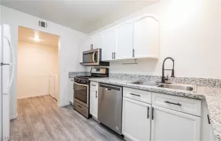 Photo #6: 2408586 Listing 